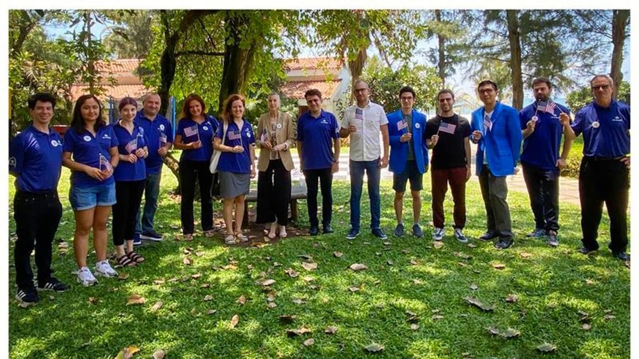 ಚೆನ್ನೈನಲ್ಲಿ US ಚೆಸ್ ತಂಡವನ್ನು ಸ್ವಾಗತಿಸಿದ ಯು.ಎಸ್. ಕಾನ್ಸಲ್ ಜನರಲ್ ಜುಡಿತ್ ರೇವಿನ್ ಚೆನ್ನೈನಲ್ಲಿ US ಚೆಸ್ ತಂಡವನ್ನು ಸ್ವಾಗತಿಸಿದ ಯು.ಎಸ್. ಕಾನ್ಸಲ್ ಜನರಲ್ ಜುಡಿತ್ ರೇವಿನ್