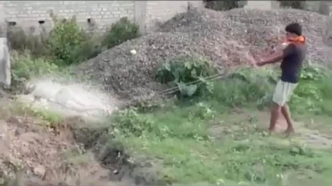 बिहार पुलिस का अमानवीय चेहरा: बेगूसराय में लावारिस लाश को रस्सी से खिंचवाया, खुद नाक दबाकर दूर खड़े रहे पुलिसव बिहार पुलिस का अमानवीय चेहरा: बेगूसराय में लावारिस लाश को रस्सी से खिंचवाया, खुद नाक दबाकर दूर खड़े रहे पुलिसव