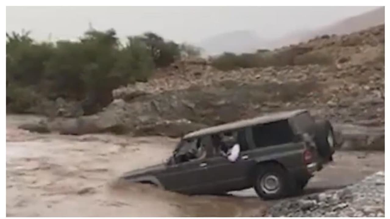 വെള്ളം നിറഞ്ഞ വാദിയിലൂടെ വാഹനമോടിച്ച നാലുപേര് ഒമാനില് അറസ്റ്റില് വെള്ളം നിറഞ്ഞ വാദിയിലൂടെ വാഹനമോടിച്ച നാലുപേര് ഒമാനില് അറസ്റ്റില്