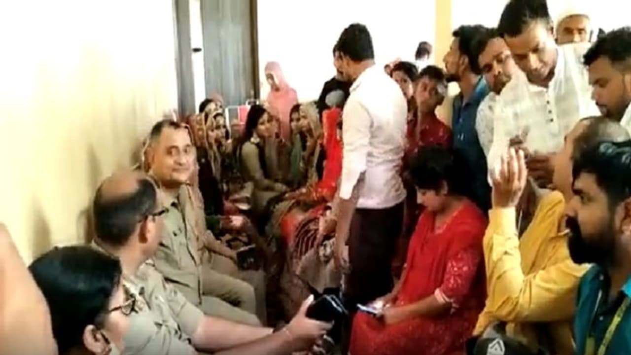 मेरठ में सामूहिक विवाह के मंडप में अचानक भागते नजर आए दूल्हा और दुल्हन, पलक झपकते ही रिश्तेदार हुए गायब मेरठ में सामूहिक विवाह के मंडप में अचानक भागते नजर आए दूल्हा और दुल्हन, पलक झपकते ही रिश्तेदार हुए गायब