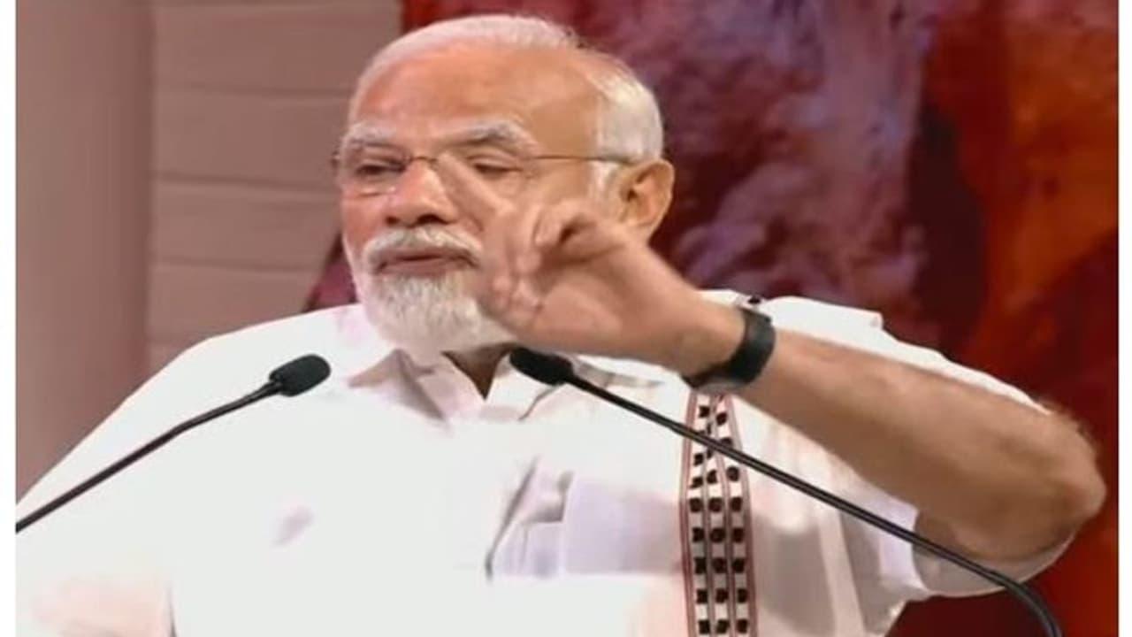 செஸ் ஒலிம்பியாட்: உலகின் பழமையான மொழி தமிழ்.! செஸ் உருவான இடத்திலேயே செஸ் ஒலிம்பியாட் நடக்கிறது பிரதமர் மோடி செஸ் ஒலிம்பியாட்: உலகின் பழமையான மொழி தமிழ்.! செஸ் உருவான இடத்திலேயே செஸ் ஒலிம்பியாட் நடக்கிறது பிரதமர் மோடி