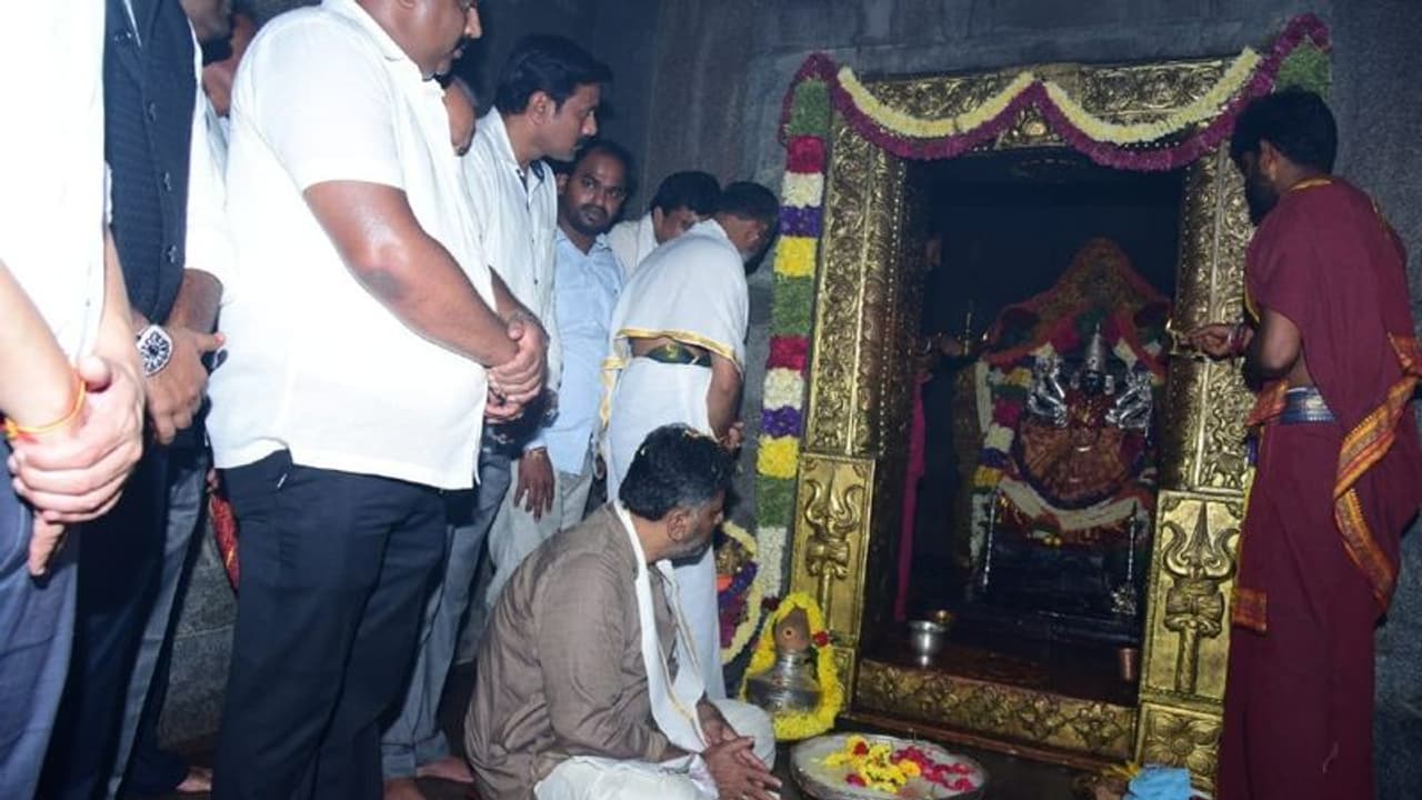 ಹೆಚ್‌ಡಿಕೆ ಕ್ಷೇತ್ರದಲ್ಲಿ ಡಿಕೆಶಿ ರೋಡ್ ಶೋ: ಭೀಮನ ಅಮವಾಸೆಯಂದು ಚಾಮುಂಡೇಶ್ವರಿಗೆ ವಿಶೇಷ ಪೂಜೆ 