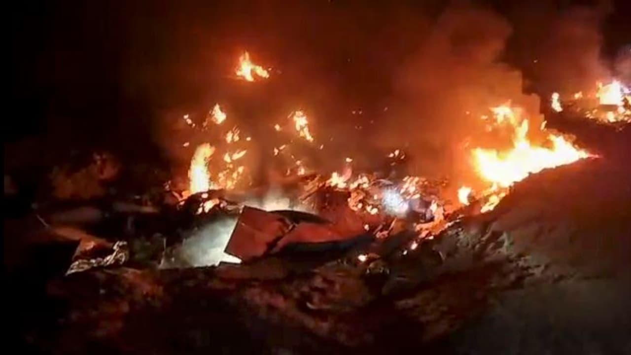 MiG 21: இந்திய போர் விமானம் வெடித்து சிதறியது..2 வீரர்கள் வீரமரணம்.. விபத்திற்கான காரணம் என்ன..?