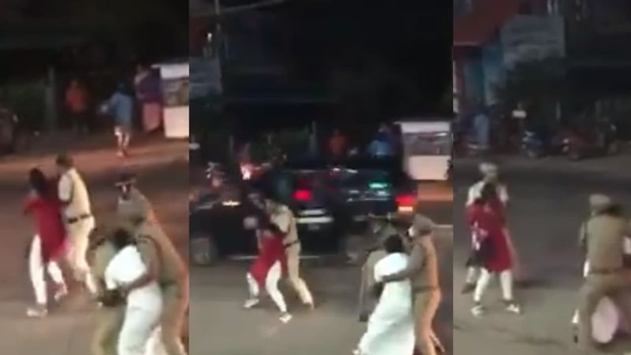 കുന്നംകുളത്ത് മുഖ്യമന്ത്രിയെ കരിങ്കൊടി കാട്ടി യൂത്ത് കോണ്ഗ്രസ് പ്രവര്ത്തകര് കുന്നംകുളത്ത് മുഖ്യമന്ത്രിയെ കരിങ്കൊടി കാട്ടി യൂത്ത് കോണ്ഗ്രസ് പ്രവര്ത്തകര്