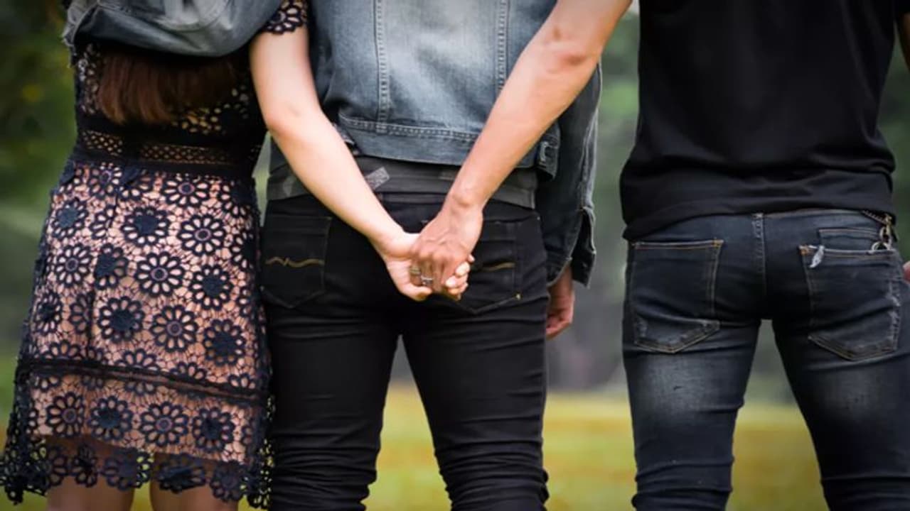 हनीमून पर जा रहे थे न्यूली मैरिड कपल, ट्रेन में दुल्हन को मिल गया दूसरा 'दूल्हा'...जानें फिर क्या हुआ