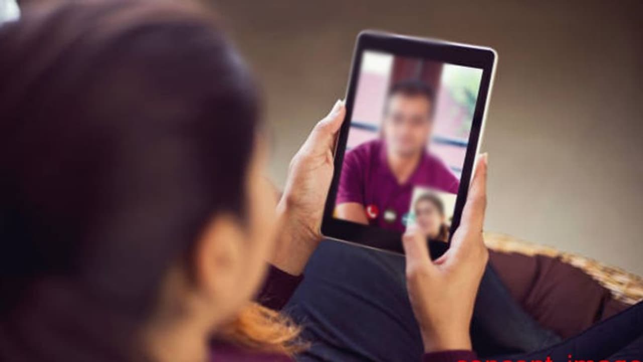 वीडियो कॉल पर पहले गर्लफ्रेंड से किया प्यार और तकरार हुआ, इसके बाद लड़के ने दिया उसे जीवन भर का दर्द वीडियो कॉल पर पहले गर्लफ्रेंड से किया प्यार और तकरार हुआ, इसके बाद लड़के ने दिया उसे जीवन भर का दर्द