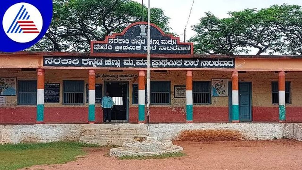 ವಿಜಯಪುರ: ಶಾಲೆ ಛಾವಣಿ ಕುಸಿವ ಆತಂಕದಲ್ಲೇ ಕಲಿಕೆ, ಜೀವಭಯದಲ್ಲಿ ವಿದ್ಯಾರ್ಥಿನಿಯರು..! ವಿಜಯಪುರ: ಶಾಲೆ ಛಾವಣಿ ಕುಸಿವ ಆತಂಕದಲ್ಲೇ ಕಲಿಕೆ, ಜೀವಭಯದಲ್ಲಿ ವಿದ್ಯಾರ್ಥಿನಿಯರು..!