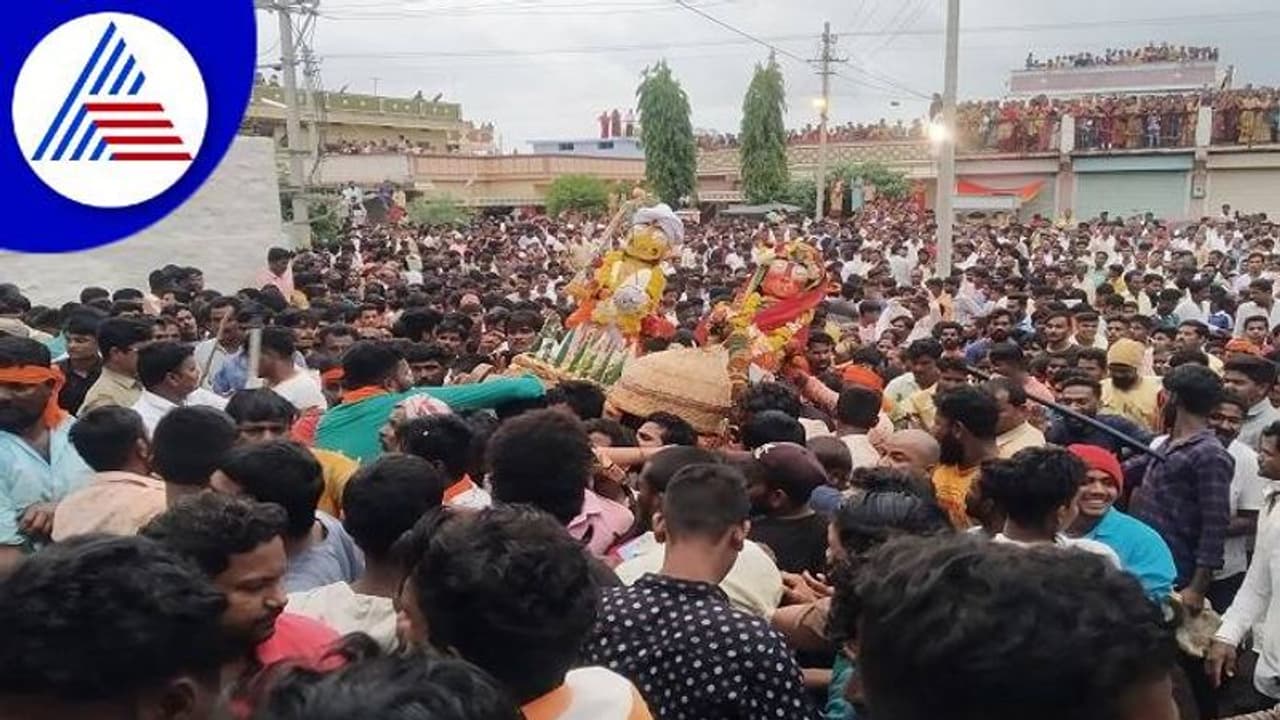 ಕಲಬುರಗಿ: ಕೋಳಿ ಎಸೆದು ಮರಗಮ್ಮ ದೇವಿಗೆ ಹರಕೆ ತೀರಿಸಿದ ಭಕ್ತರು, ಜಾತ್ರೆಗೆ ಹರಿದುಬಂದ ಜನಸಾಗರ ಕಲಬುರಗಿ: ಕೋಳಿ ಎಸೆದು ಮರಗಮ್ಮ ದೇವಿಗೆ ಹರಕೆ ತೀರಿಸಿದ ಭಕ್ತರು, ಜಾತ್ರೆಗೆ ಹರಿದುಬಂದ ಜನಸಾಗರ