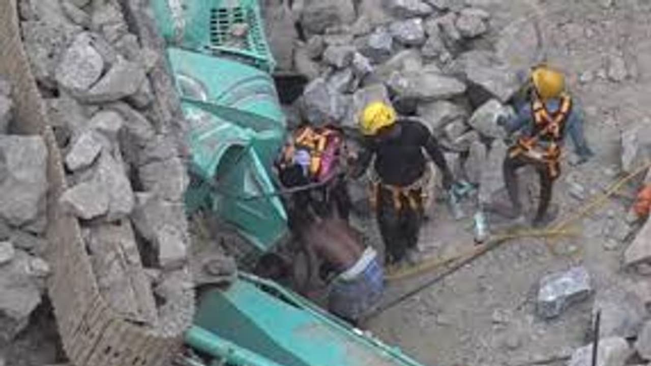 மீண்டும் கல்குவாரி விபத்து.. பாறைகள் சரிந்து விழுந்து 2 பேர் உடல் நசுங்கி பலி.. ஆட்சியர் ஆய்வு