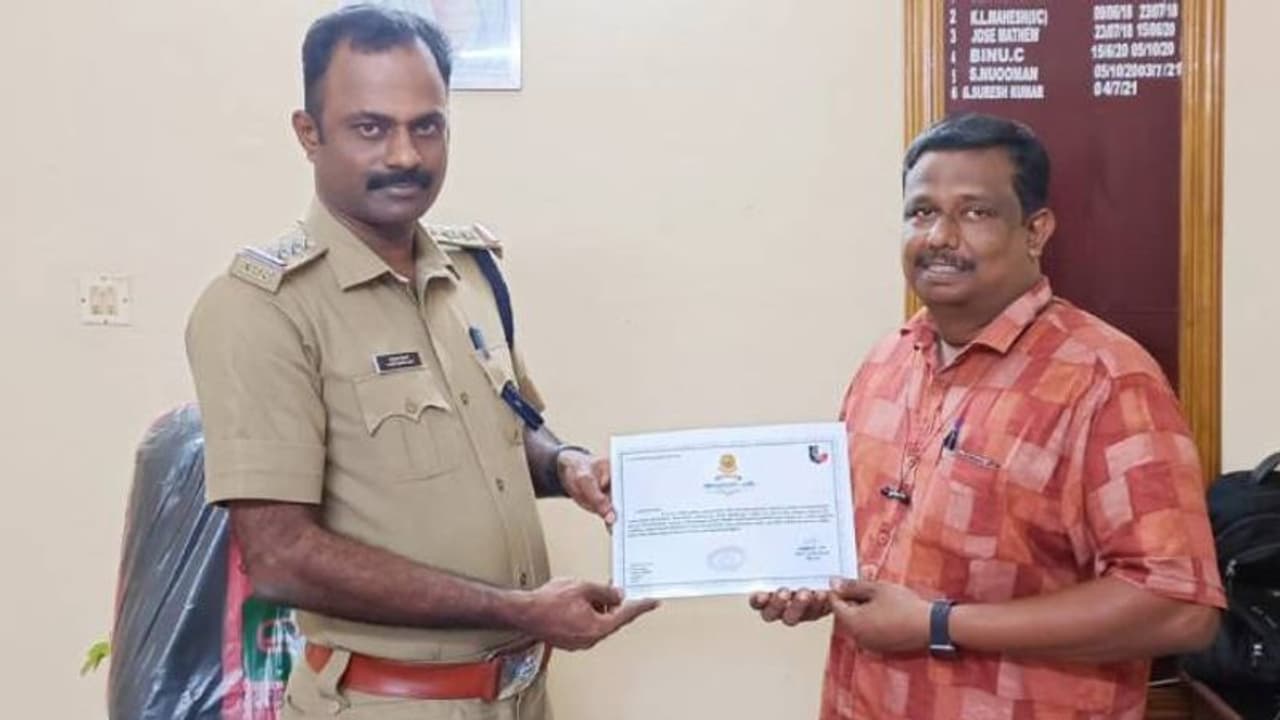 അപകടത്തിൽപ്പെട്ട് റോഡിൽ കിടന്നയാളിന്റെ ജീവൻ രക്ഷിച്ച യുവാവിന് പൊലീസിന്റെ ആദരം അപകടത്തിൽപ്പെട്ട് റോഡിൽ കിടന്നയാളിന്റെ ജീവൻ രക്ഷിച്ച യുവാവിന് പൊലീസിന്റെ ആദരം