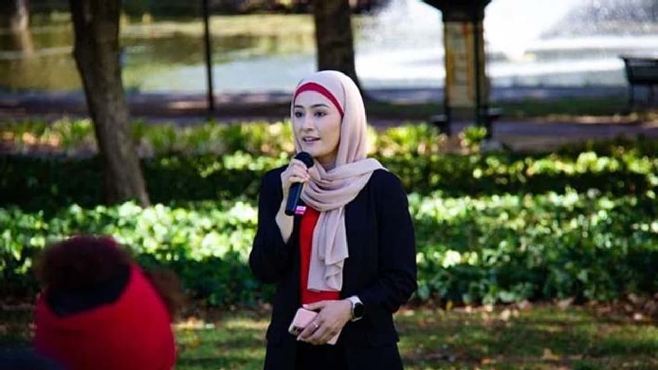 हिजाब पहने वालीं मुस्लिम महिलाओं कई देशों में नहीं मिल रहा जॉब और ये यंग हिजाब गर्ल मीडिया में छाई है हिजाब पहने वालीं मुस्लिम महिलाओं कई देशों में नहीं मिल रहा जॉब और ये यंग हिजाब गर्ल मीडिया में छाई है