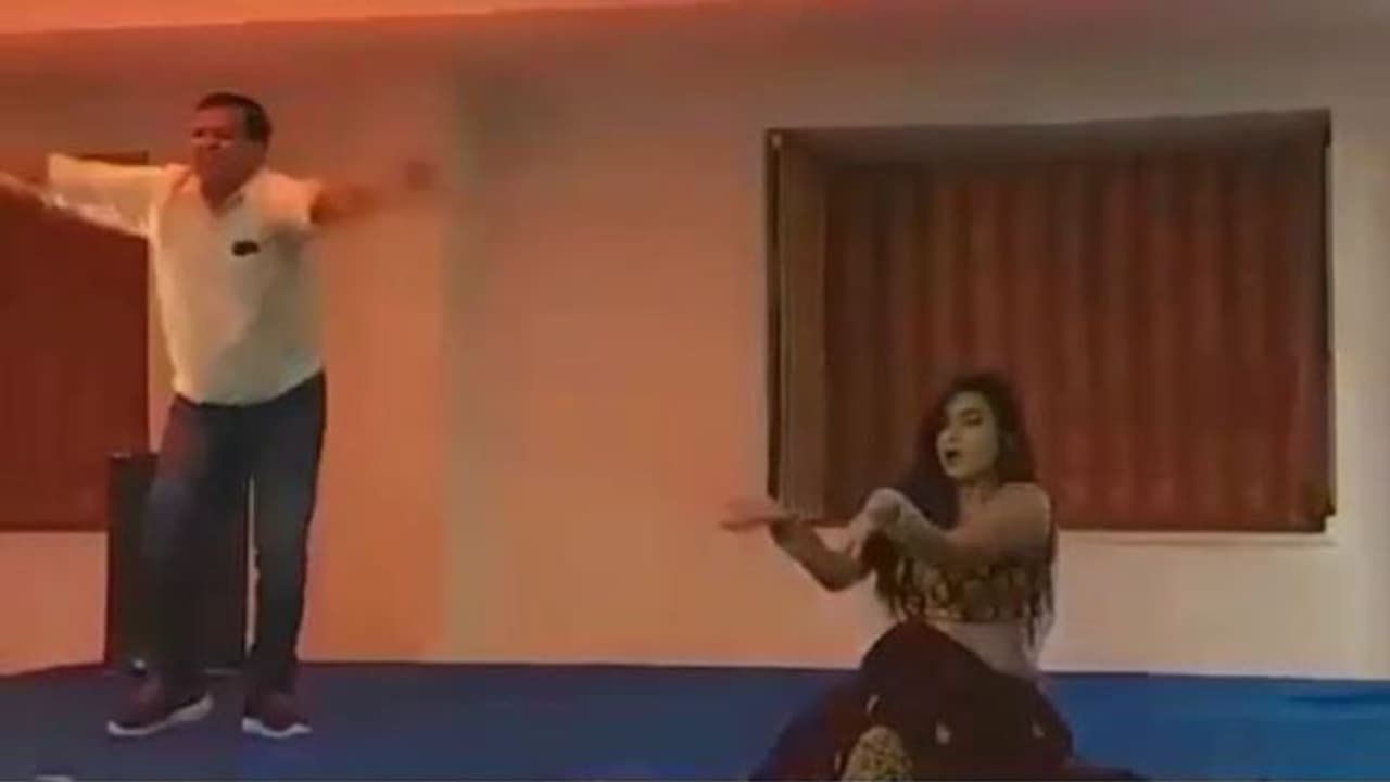 साहब की रिटायरमेंट पार्टी में आई डांसर, शुरुआत में दिखी मर्यादा इसके हुआ अश्लीलता का खेल देखें VIDEO साहब की रिटायरमेंट पार्टी में आई डांसर, शुरुआत में दिखी मर्यादा इसके हुआ अश्लीलता का खेल देखें VIDEO