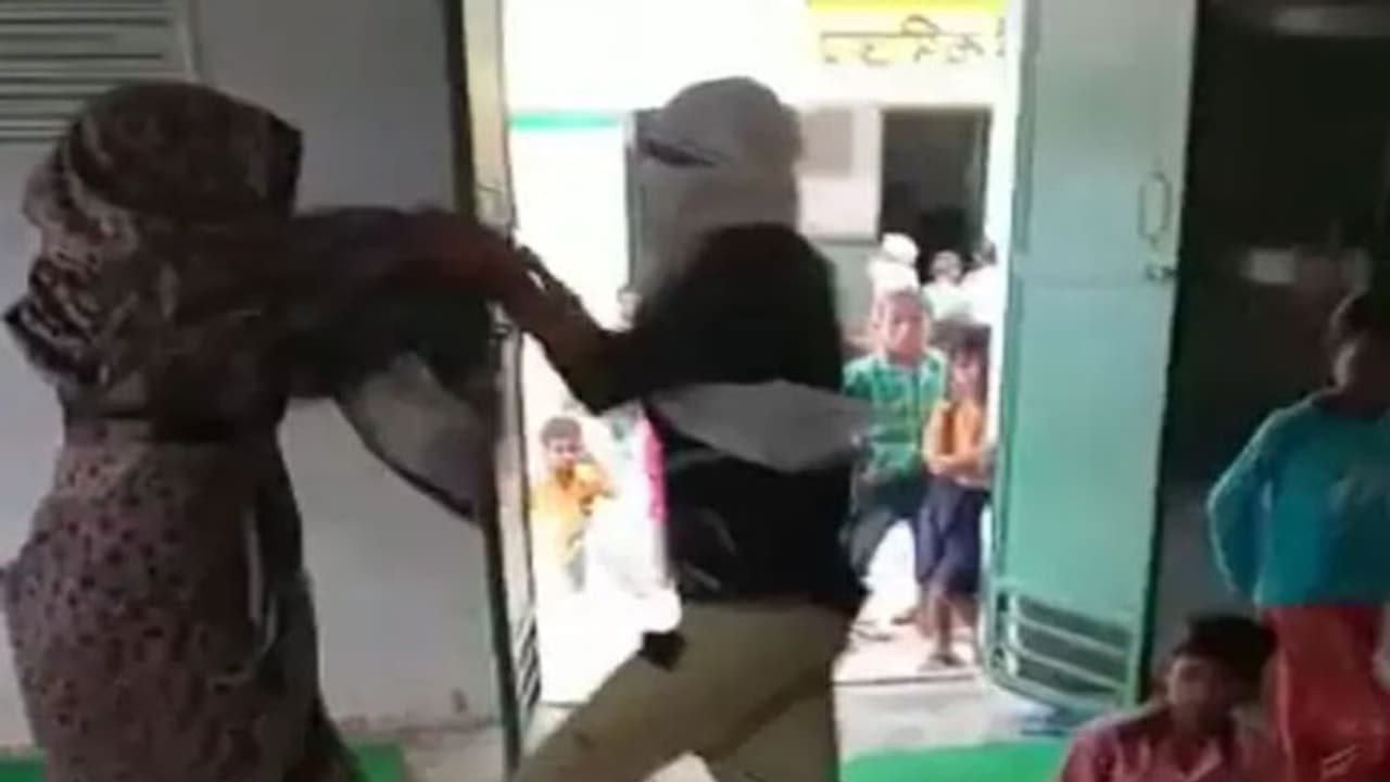 कन्नौज: एकतरफा प्यार चढ़ा परवान, आरोपी युवक विवाहिता का पीछा करते पहुंच गया स्कूल, जमकर हुआ हंगामा कन्नौज: एकतरफा प्यार चढ़ा परवान, आरोपी युवक विवाहिता का पीछा करते पहुंच गया स्कूल, जमकर हुआ हंगामा