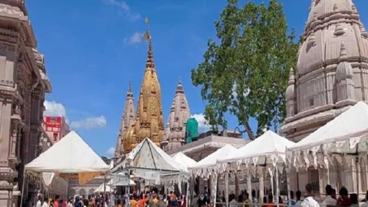 काशी विश्वनाथ धाम में पर्यटकों का मोबाइल निभाएंगा टूरिस्ट गाइड की भूमिका, मंदिर प्रशासन ने की खास तैयारी काशी विश्वनाथ धाम में पर्यटकों का मोबाइल निभाएंगा टूरिस्ट गाइड की भूमिका, मंदिर प्रशासन ने की खास तैयारी