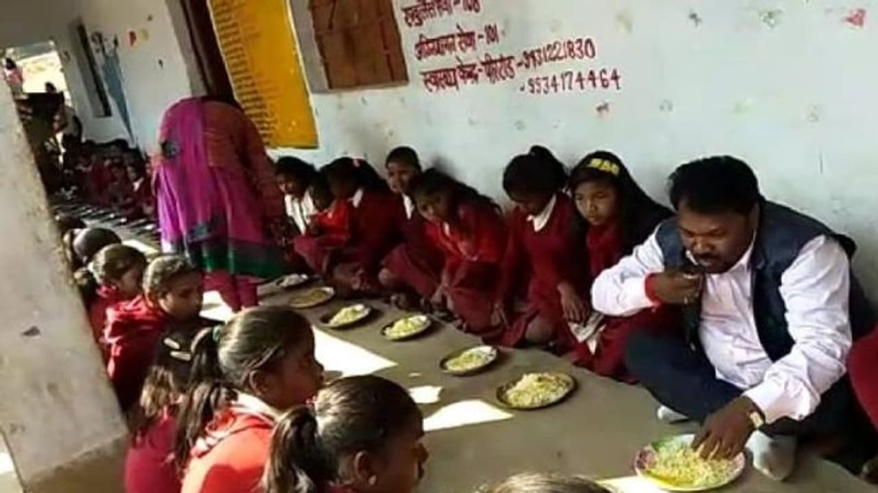 ஓய்வு பெற்ற நல்லாசிரியருக்கு ஒன்றிணைந்து விழா நடத்திய கிராம மக்கள் ஓய்வு பெற்ற நல்லாசிரியருக்கு ஒன்றிணைந்து விழா நடத்திய கிராம மக்கள்