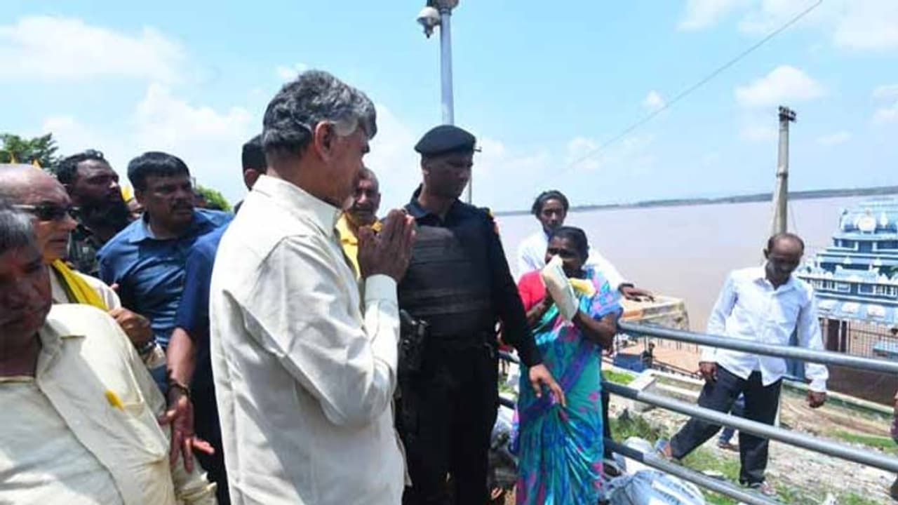 నాతో కష్టాలు చెప్పుకున్నారని.. వరద బాధితులను బెదిరిస్తారా , వైసీపీ నేతలది క్రూరత్వం : చంద్రబాబు నాతో కష్టాలు చెప్పుకున్నారని.. వరద బాధితులను బెదిరిస్తారా , వైసీపీ నేతలది క్రూరత్వం : చంద్రబాబు