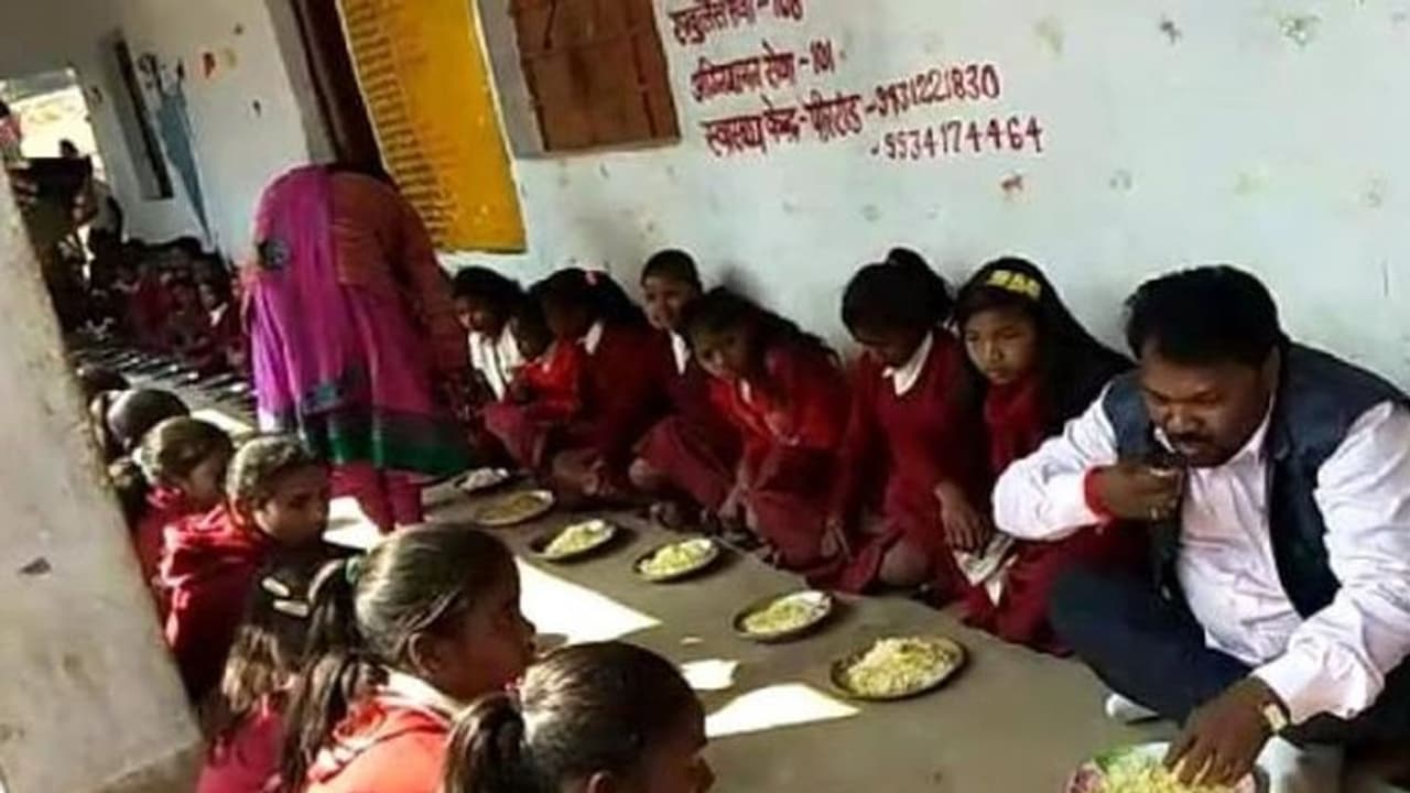 झारखंड के शिक्षा मंत्री का निराला अंदाज: बच्चों के साथ लाइन में बैठकर खाना खाया, रसोइए को दिया खास गिफ्ट