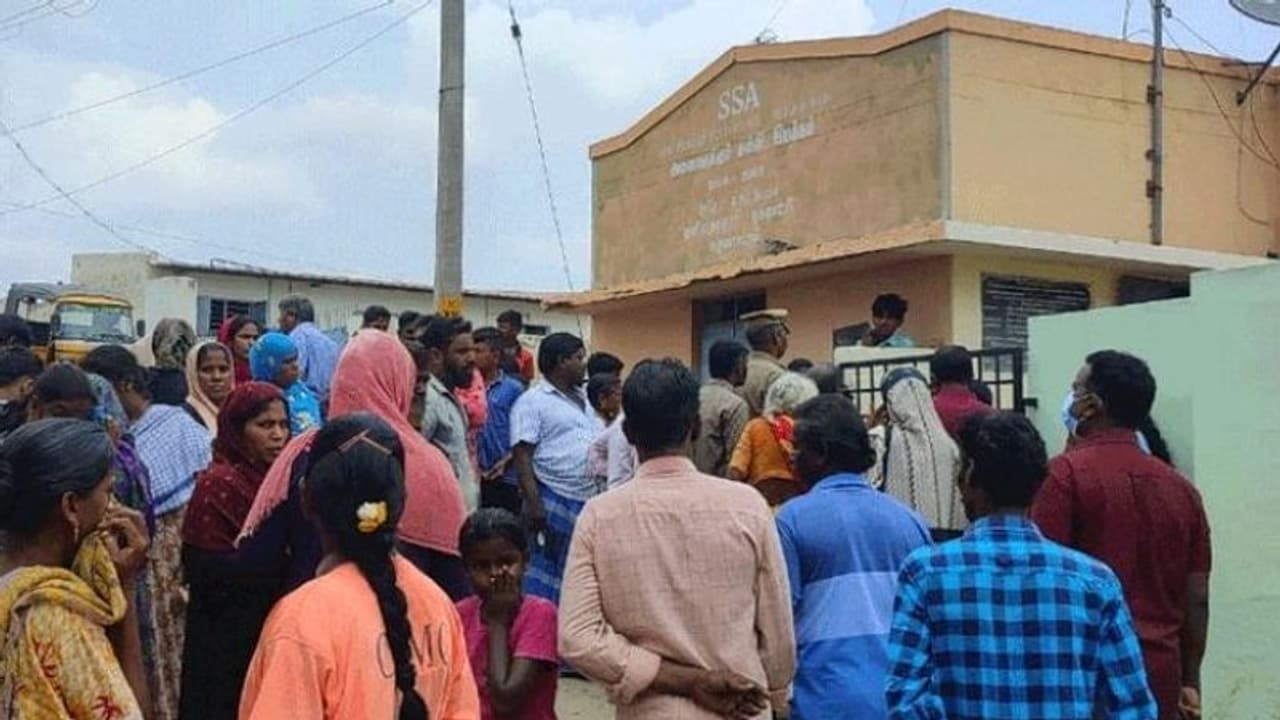 அதிர்ச்சி.. மாணவிகளுக்கு பாலியல் தொந்தரவு.. ஒரே நாளில் 3 ஆசிரியர்கள் கைது.. அதிர்ச்சி.. மாணவிகளுக்கு பாலியல் தொந்தரவு.. ஒரே நாளில் 3 ஆசிரியர்கள் கைது..