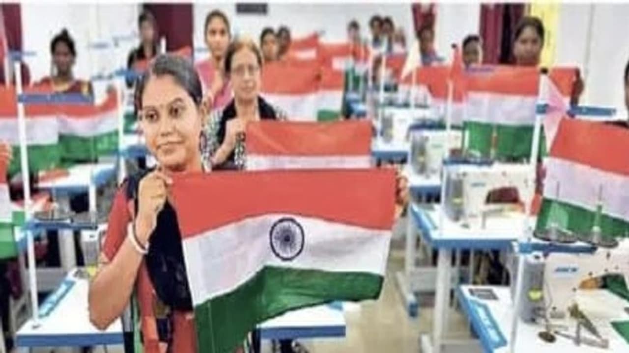 हर घर तिरंगा प्रोग्राम को सफल बनाने के लिए, सखी मंडल की महिलाए सिल रही 10 लाख झंडे, 80 लाख घरों में फहराना है हर घर तिरंगा प्रोग्राम को सफल बनाने के लिए, सखी मंडल की महिलाए सिल रही 10 लाख झंडे, 80 लाख घरों में फहराना है