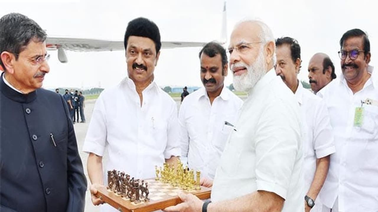 மோடி ஹாப்பியோ ஹாப்பி.. ஸ்டாலின் காட்டிய செம்ம நெருக்கம்... விமானம் ஏறும் போது கொடுத்தாரு பாருங்க ஒரு பரிசு..!!