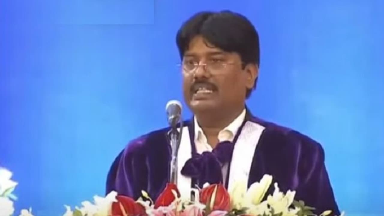பொறியியல் பாடத்திட்டத்தில் மாற்றம் மேற்கொள்ளப்படும்... அறிவித்தார் அண்ணா பல்கலை. துணைவேந்தர் வேல்ராஜ்!!