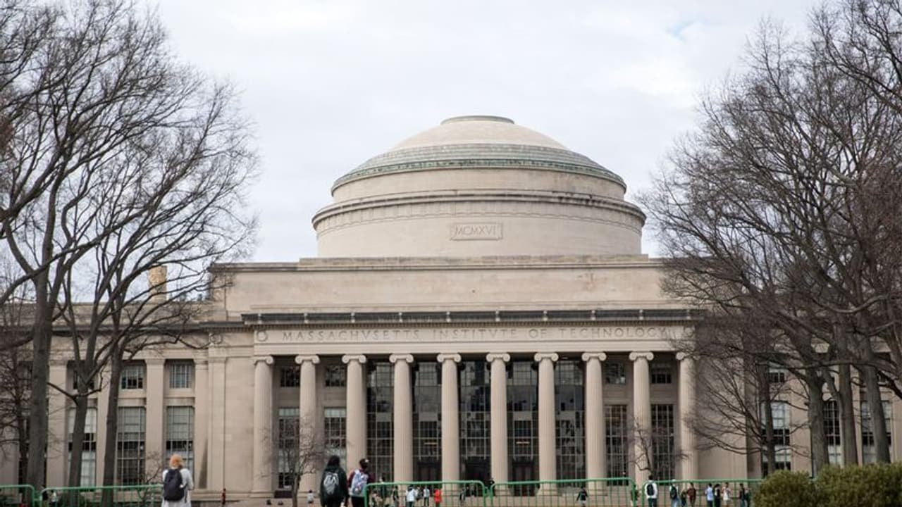 दुनिया की नंबर 1 यूनिवर्सिटी में करना चाहते हैं पढ़ाई तो जानें कैसे मिलेगा एडमिशन, कितनी होगी फीस