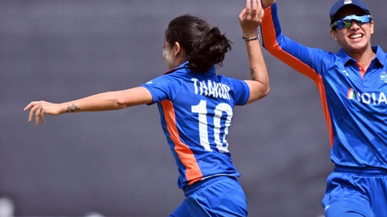 ഓസീസ് വനിതകളുടെ തലതകര്ത്ത നാല് വിക്കറ്റ്, വണ്ടര് സ്പെല്; രേണുക സിംഗിന് റെക്കോര്ഡ് ഓസീസ് വനിതകളുടെ തലതകര്ത്ത നാല് വിക്കറ്റ്, വണ്ടര് സ്പെല്; രേണുക സിംഗിന് റെക്കോര്ഡ്