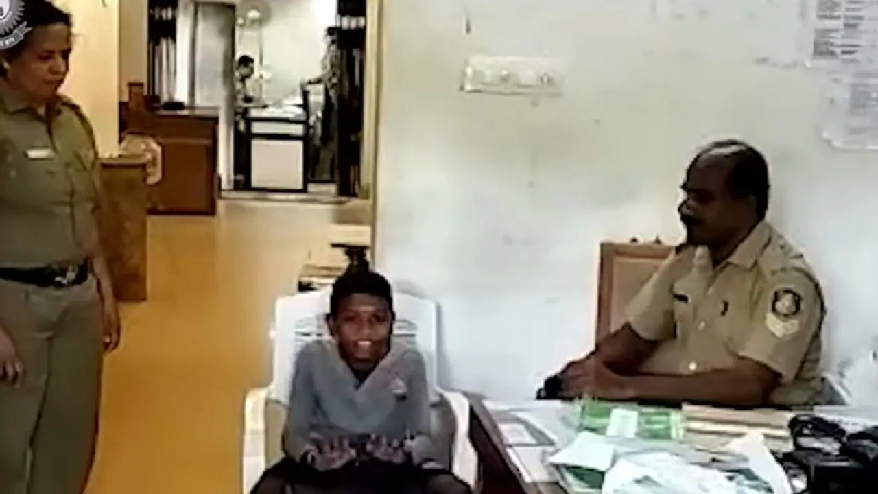 ಪುಟ್ಟ ಬಾಲಕನ ಜಾನಪದ ಹಾಡಿಗೆ ಪೊಲೀಸರು ಫಿದಾ: ವಿಡಿಯೋ ವೈರಲ್