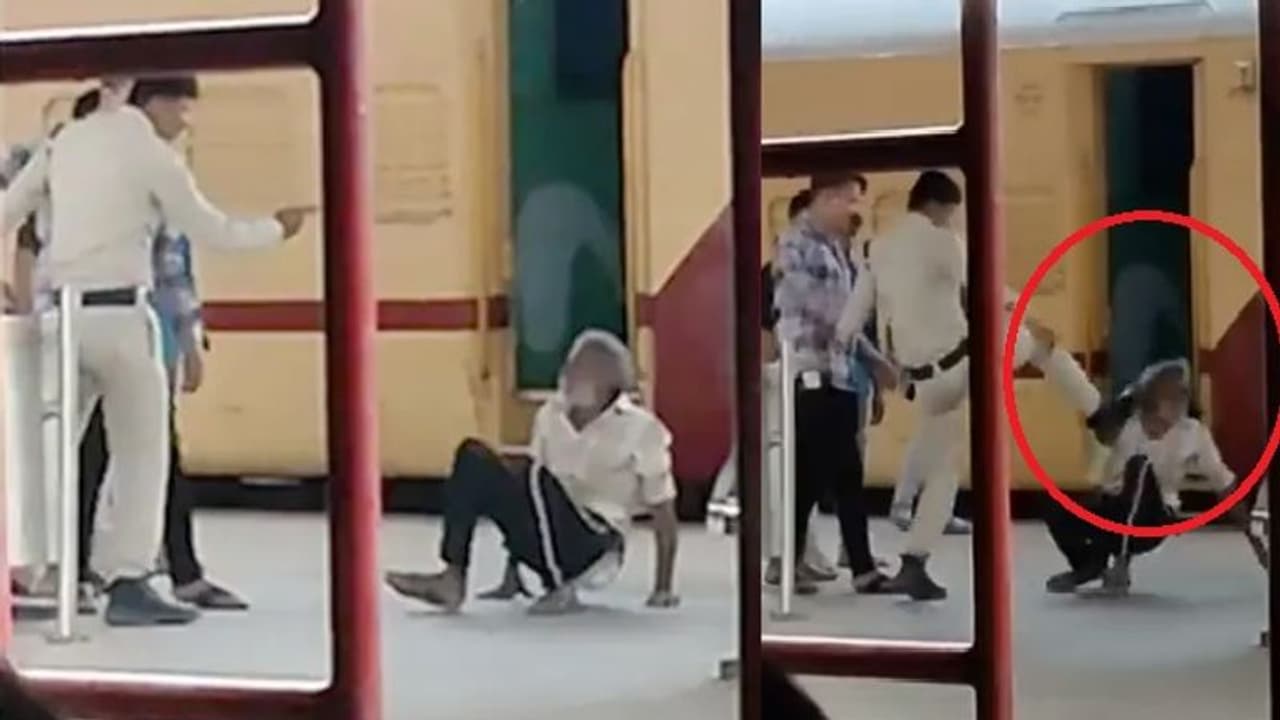 ரயில் நிலையத்தில் முதியவரை கொடூரமாக தாக்கிய போலீஸ்… வைரலாக பரவும் வீடியோ... அடுத்து நடந்தது என்ன? ரயில் நிலையத்தில் முதியவரை கொடூரமாக தாக்கிய போலீஸ்… வைரலாக பரவும் வீடியோ... அடுத்து நடந்தது என்ன?