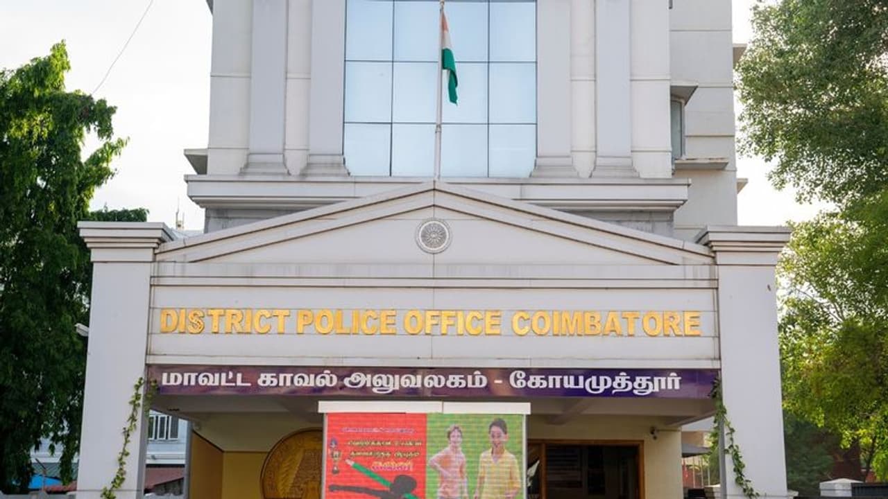 அதிரடி சோதனையில் சிக்கிய ரூ.1.25 கோடி… கந்துவட்டி வசூல் செய்த 18 பேர் கைது… கோவையில் பரபரப்பு!! அதிரடி சோதனையில் சிக்கிய ரூ.1.25 கோடி… கந்துவட்டி வசூல் செய்த 18 பேர் கைது… கோவையில் பரபரப்பு!!