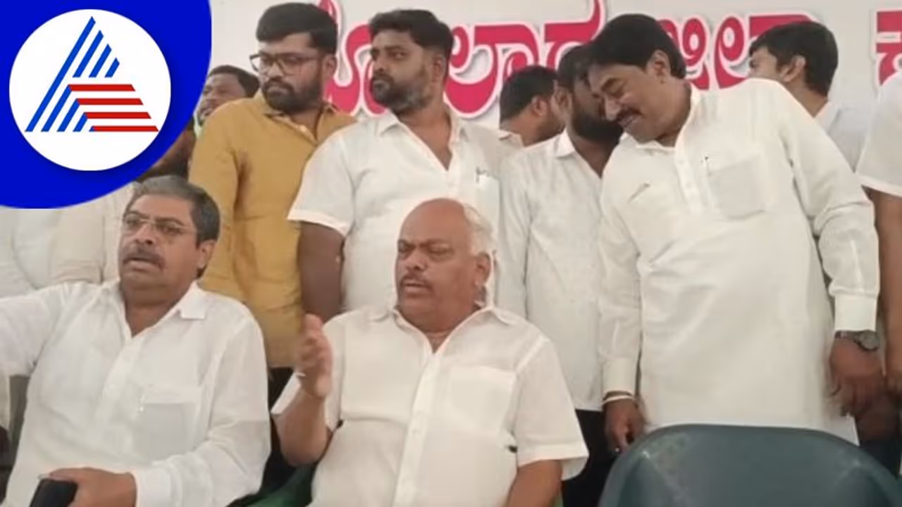 ಕೋಲಾರದಲ್ಲಿ ಕೈ ಕೈ ಮಿಲಾಯಿಸಿದ ಕಾಂಗ್ರೆಸ್ ಕಾರ್ಯಕರ್ತರು: ಪತ್ರಕರ್ತರ ಮೇಲೆ ರಮೇಶ್ ಕುಮಾರ್ ಹಲ್ಲೆ ಕೋಲಾರದಲ್ಲಿ ಕೈ ಕೈ ಮಿಲಾಯಿಸಿದ ಕಾಂಗ್ರೆಸ್ ಕಾರ್ಯಕರ್ತರು: ಪತ್ರಕರ್ತರ ಮೇಲೆ ರಮೇಶ್ ಕುಮಾರ್ ಹಲ್ಲೆ