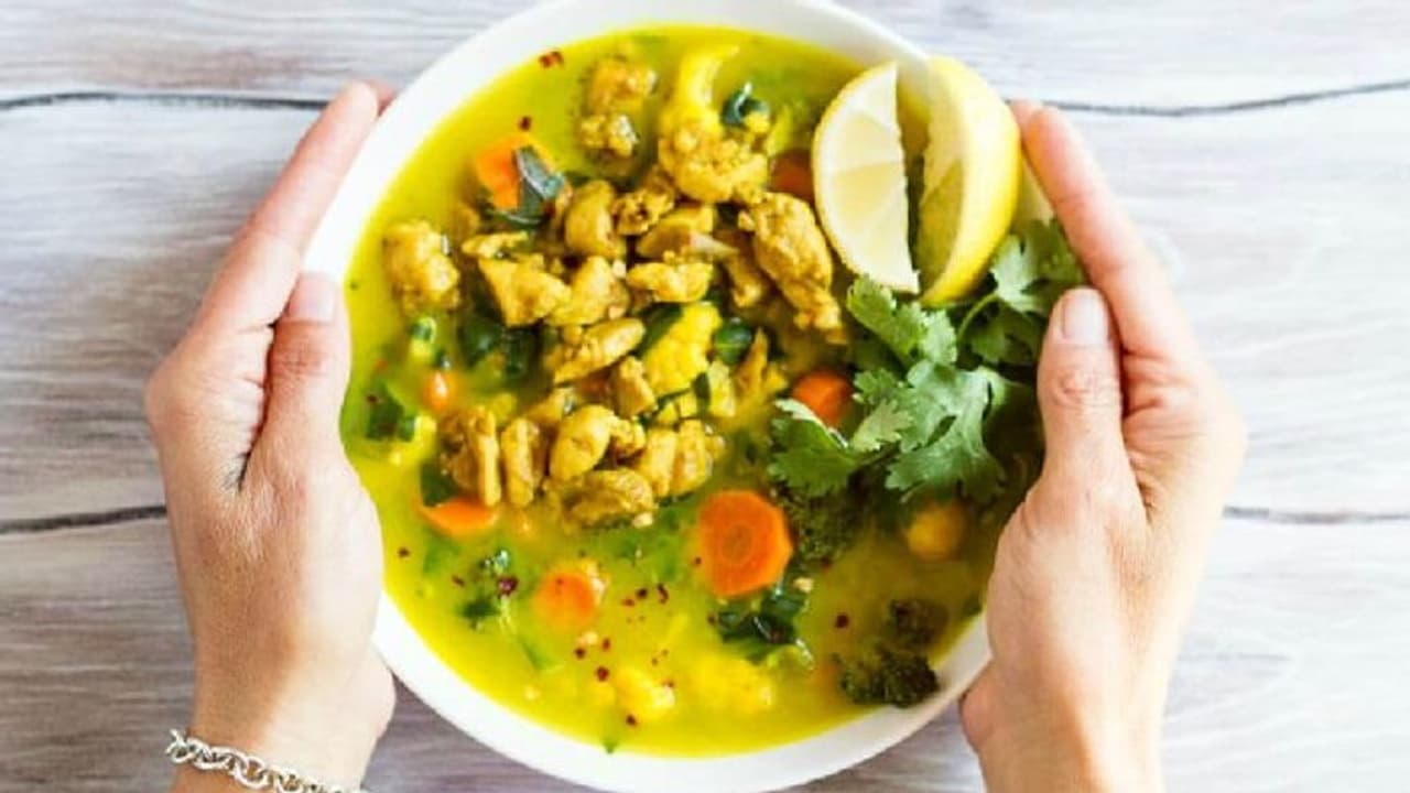 Chicken Soup : മഴക്കാലത്ത് അത്താഴത്തിന് തയ്യാറാക്കാം ചിക്കൻ ടെര്‍മെറിക് സൂപ്പ്...