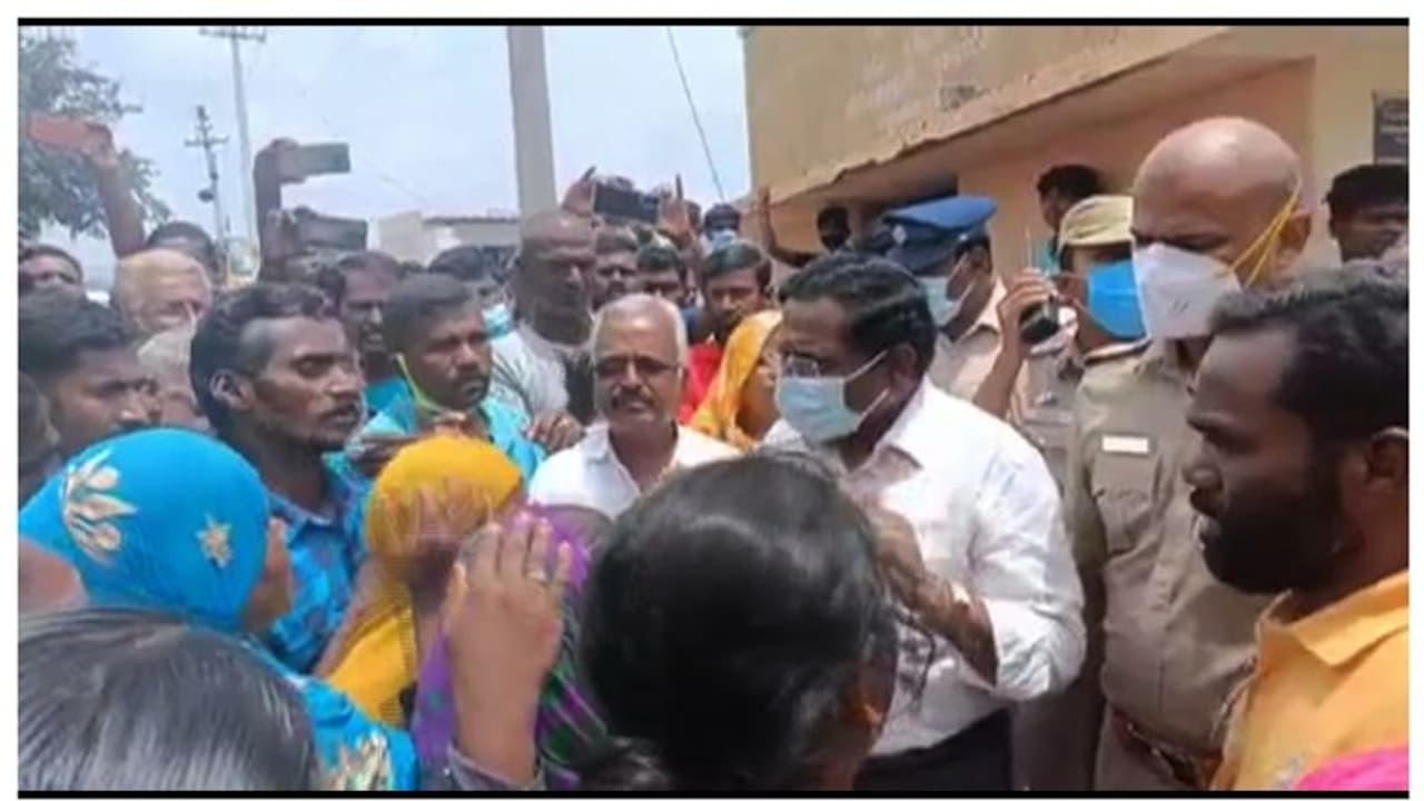  സ്കൂൾ വിദ്യാർത്ഥിനികളോട് അപമര്യാദയായി പെരുമാറി: കായികാദ്ധ്യാപകൻ അറസ്റ്റിൽ