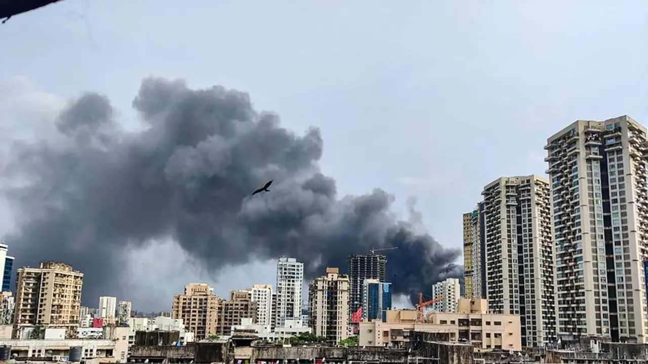 मुंबई के अंधेरी में भीषण आग, दो प्रोडक्शन्स की फिल्म शूटिंग के लिए बना था सेट, एक व्यक्ति की मौत एक गंभीर