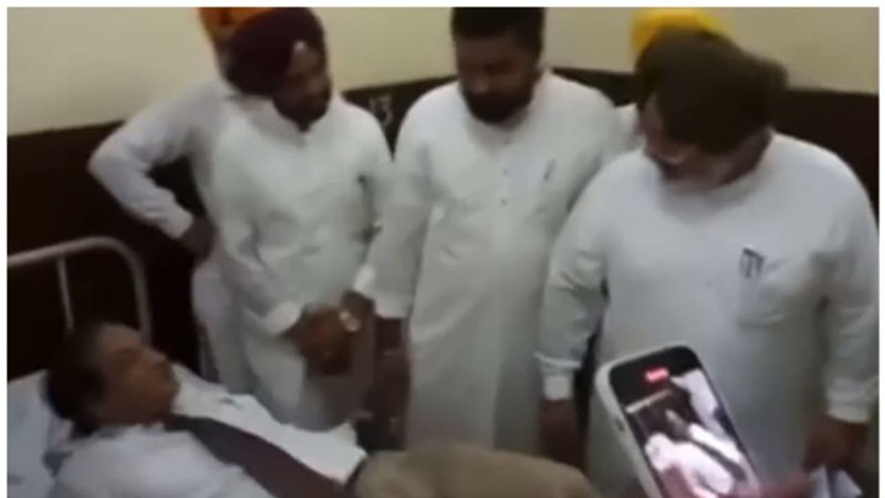 പരാതി ഉയര്ന്നപ്പോള് വൃത്തിയില്ലാത്ത ആശുപത്രി കിടക്കയില് ആരോഗ്യ സര്വകലാശാല വിസിയെ കിടത്തി പഞ്ചാബ് മന്ത്രി പരാതി ഉയര്ന്നപ്പോള് വൃത്തിയില്ലാത്ത ആശുപത്രി കിടക്കയില് ആരോഗ്യ സര്വകലാശാല വിസിയെ കിടത്തി പഞ്ചാബ് മന്ത്രി