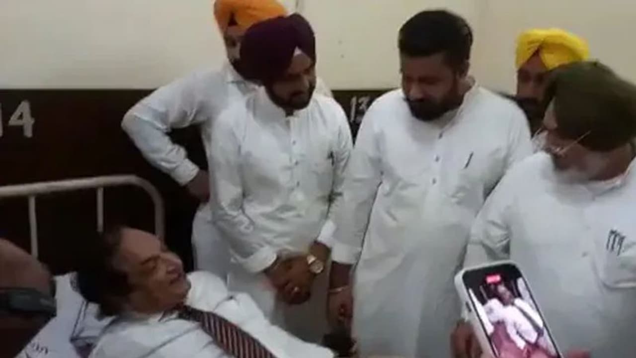 वाइस चांसलर को पंजाब के हेल्थ मिनिस्टर ने गंदे बिस्तर में लिटाया, अस्पताल पहुंचे मंत्री ने जमकर लगाई क्लास