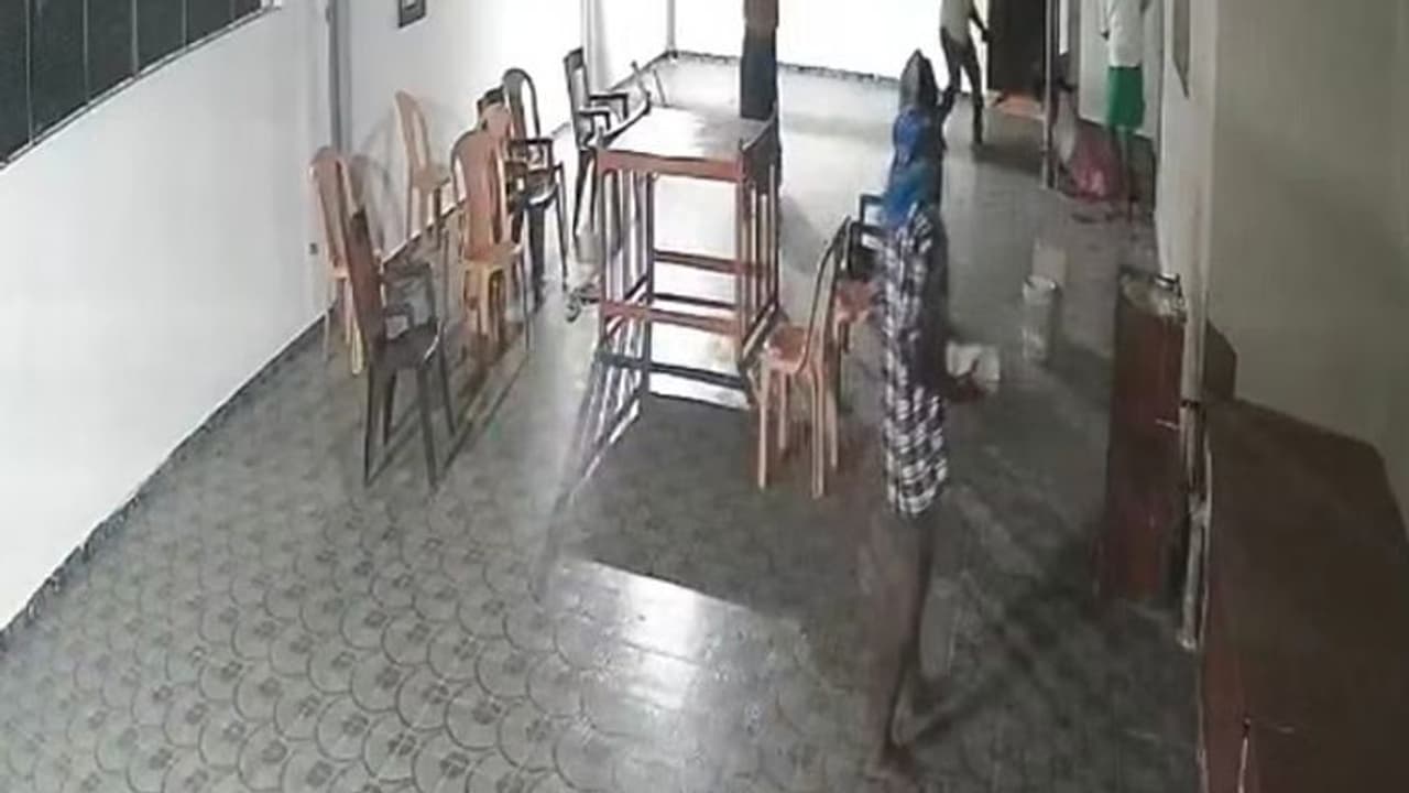 வீடு புகுத்து திமுக பிரமுகர் மீது கொலை வெறி தாக்குதல்.. படுகாயங்களுடன் மருத்துவமனையில் தீவிர சிகிச்சை.! வீடு புகுத்து திமுக பிரமுகர் மீது கொலை வெறி தாக்குதல்.. படுகாயங்களுடன் மருத்துவமனையில் தீவிர சிகிச்சை.!