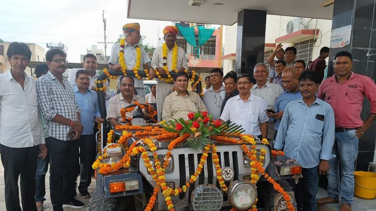 अपने ड्राइवर के रिटायरमेंट में CMHO ने दी अनोखी विदाई, मंच से जो कहा उसे सुन इमोशनल हो गए लोग अपने ड्राइवर के रिटायरमेंट में CMHO ने दी अनोखी विदाई, मंच से जो कहा उसे सुन इमोशनल हो गए लोग