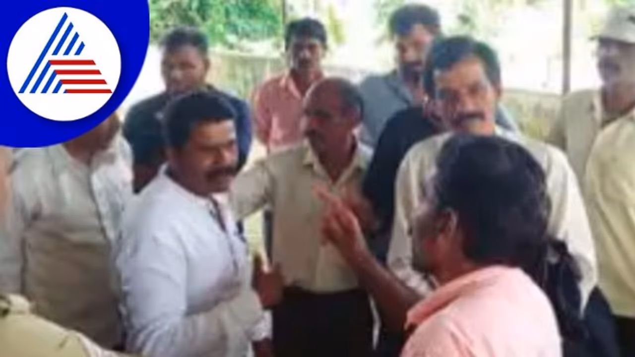 ಅಧಿಕಾರಿಗಳ ಗೈರು: ಗ್ರಾಮಸಭೆಗೆ ಗ್ರಾಮಸ್ಥರ ಬಹಿಷ್ಕಾರ ಅಧಿಕಾರಿಗಳ ಗೈರು: ಗ್ರಾಮಸಭೆಗೆ ಗ್ರಾಮಸ್ಥರ ಬಹಿಷ್ಕಾರ