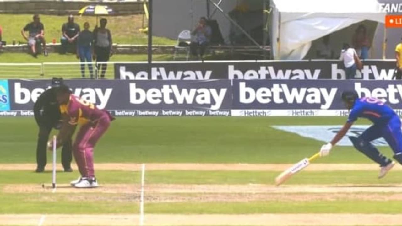 ക്രിക്കറ്റ് ചരിത്രത്തിലെ ആനമണ്ടത്തരം! കയ്യില്‍ പന്തുണ്ടായിട്ടും അശ്വിനെ റണ്ണൗട്ടാക്കാതെ മക്കോയി വീഡിയോ