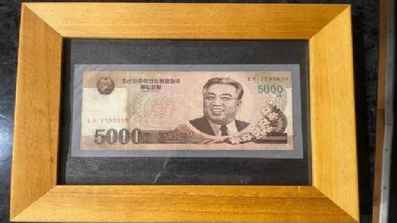 സ്വന്തം ജീവൻ തന്നെ പണയപ്പെടുത്തി, ഒരാൾ ഉത്തര കൊറിയയിൽ നിന്നും സോക്സിൽ കടത്തിയത്... സ്വന്തം ജീവൻ തന്നെ പണയപ്പെടുത്തി, ഒരാൾ ഉത്തര കൊറിയയിൽ നിന്നും സോക്സിൽ കടത്തിയത്...