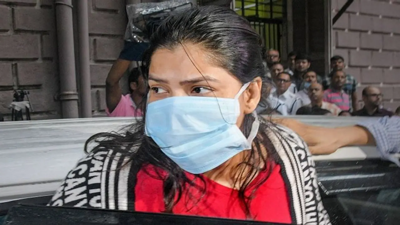 बेटी अर्पिता मुखर्जी के दो फ्लैट से मिले 50 करोड़ रुपए, टूटे हुए पुराने घर में अकेली रहती है मां