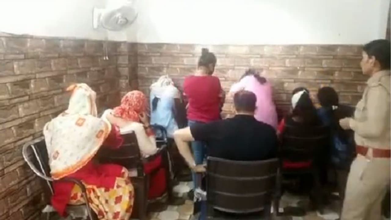 अगर आपका भी है शादी का विचार तो हो जाएं सावधान, 10 लड़कियों की गिरफ्तारी के बाद खुला बड़ा राज अगर आपका भी है शादी का विचार तो हो जाएं सावधान, 10 लड़कियों की गिरफ्तारी के बाद खुला बड़ा राज