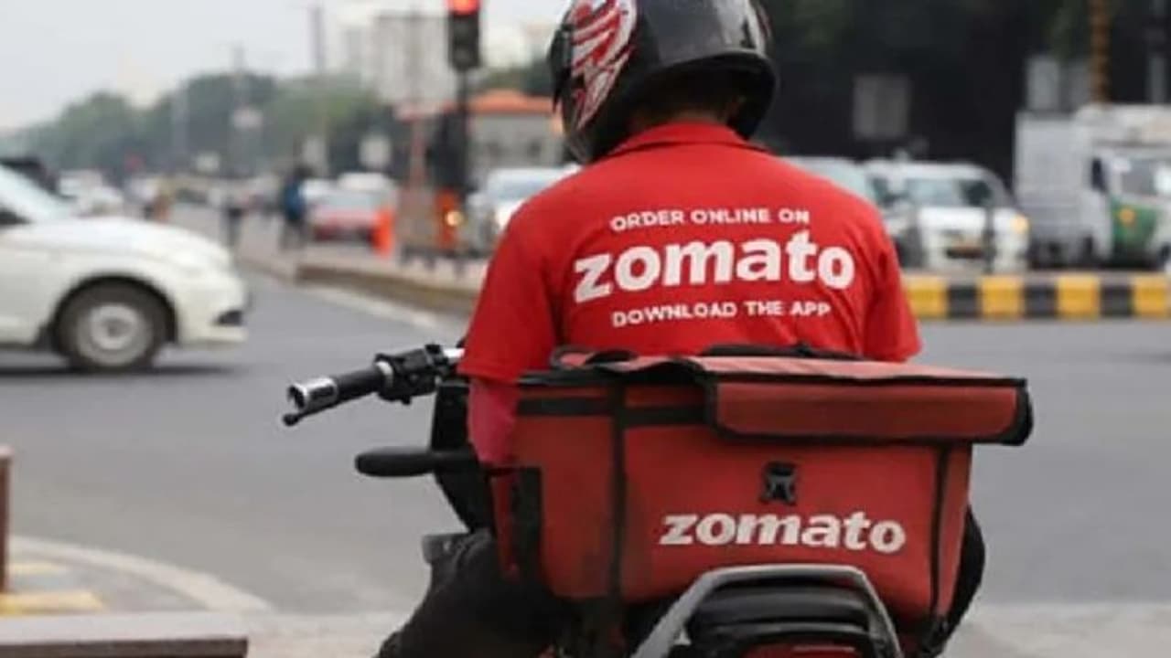 इंदौर में जोमैटो फूड डिलीवरी बॉय की बीच सड़क हत्या, खून से लथपथ हालत में दौड़ाता रहा बाइक...और फिर मौत इंदौर में जोमैटो फूड डिलीवरी बॉय की बीच सड़क हत्या, खून से लथपथ हालत में दौड़ाता रहा बाइक...और फिर मौत