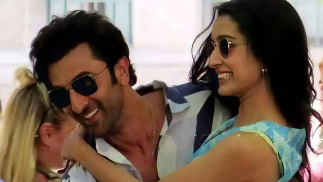 रणबीर श्रद्धा कपूर की फिल्म के सेट पर लगी आग से 1 युवक की मौत, टालनी पड़ी फिल्म की शूटिंग रणबीर श्रद्धा कपूर की फिल्म के सेट पर लगी आग से 1 युवक की मौत, टालनी पड़ी फिल्म की शूटिंग