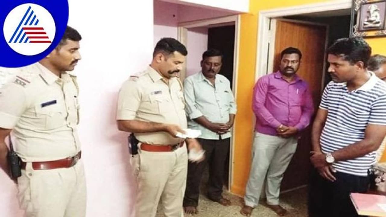 ಹುಬ್ಬಳ್ಳಿ: ಜೂಜಾಡುತ್ತಿದ್ದ ಆರಕ್ಷಕರ ಬಂಧನ, ಪೊಲೀಸರನ್ನೇ ಅಂದರ್ ಮಾಡಿದ ಖಡಕ್ ಕಾರ್ಯಾಚರಣೆ..! ಹುಬ್ಬಳ್ಳಿ: ಜೂಜಾಡುತ್ತಿದ್ದ ಆರಕ್ಷಕರ ಬಂಧನ, ಪೊಲೀಸರನ್ನೇ ಅಂದರ್ ಮಾಡಿದ ಖಡಕ್ ಕಾರ್ಯಾಚರಣೆ..!