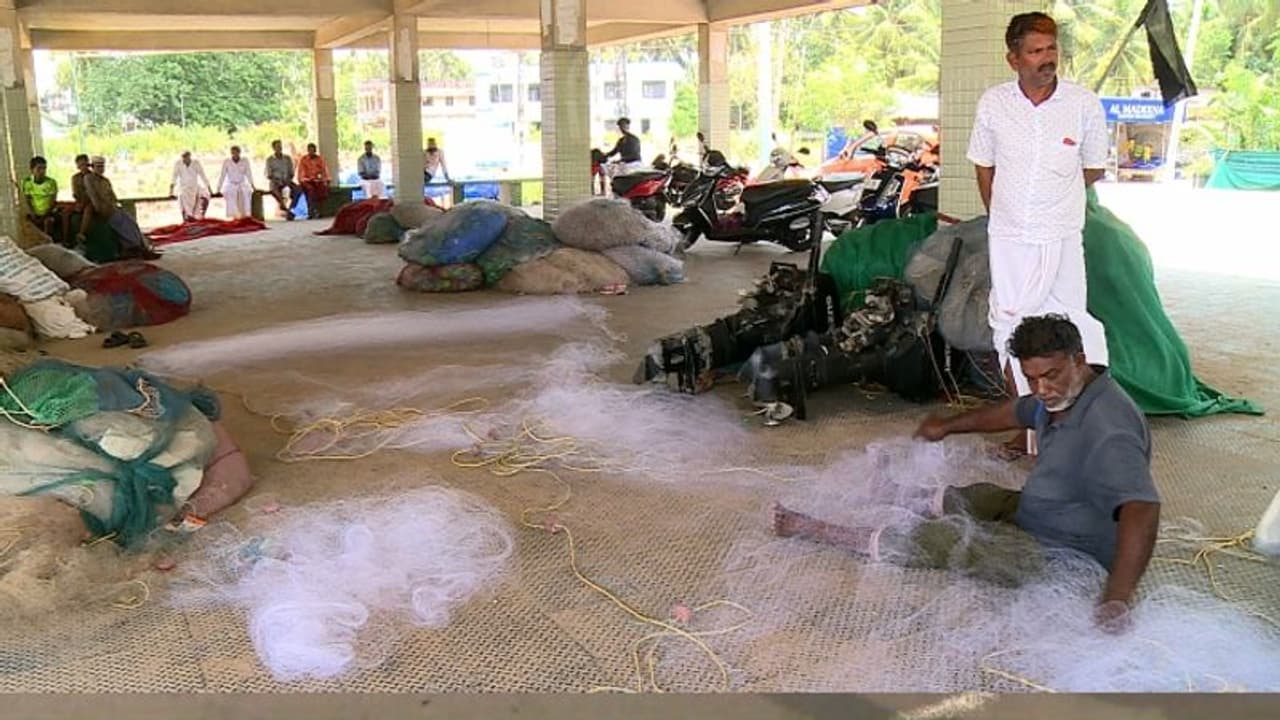 ട്രോളിങ് കാലം നാളെ അവസാനിക്കും: സൗജന്യ റേഷനെന്ന വാഗ്ദാനം നടപ്പിലായില്ല, പരസ്പരം പഴിചാരി വകുപ്പുകള് ട്രോളിങ് കാലം നാളെ അവസാനിക്കും: സൗജന്യ റേഷനെന്ന വാഗ്ദാനം നടപ്പിലായില്ല, പരസ്പരം പഴിചാരി വകുപ്പുകള്