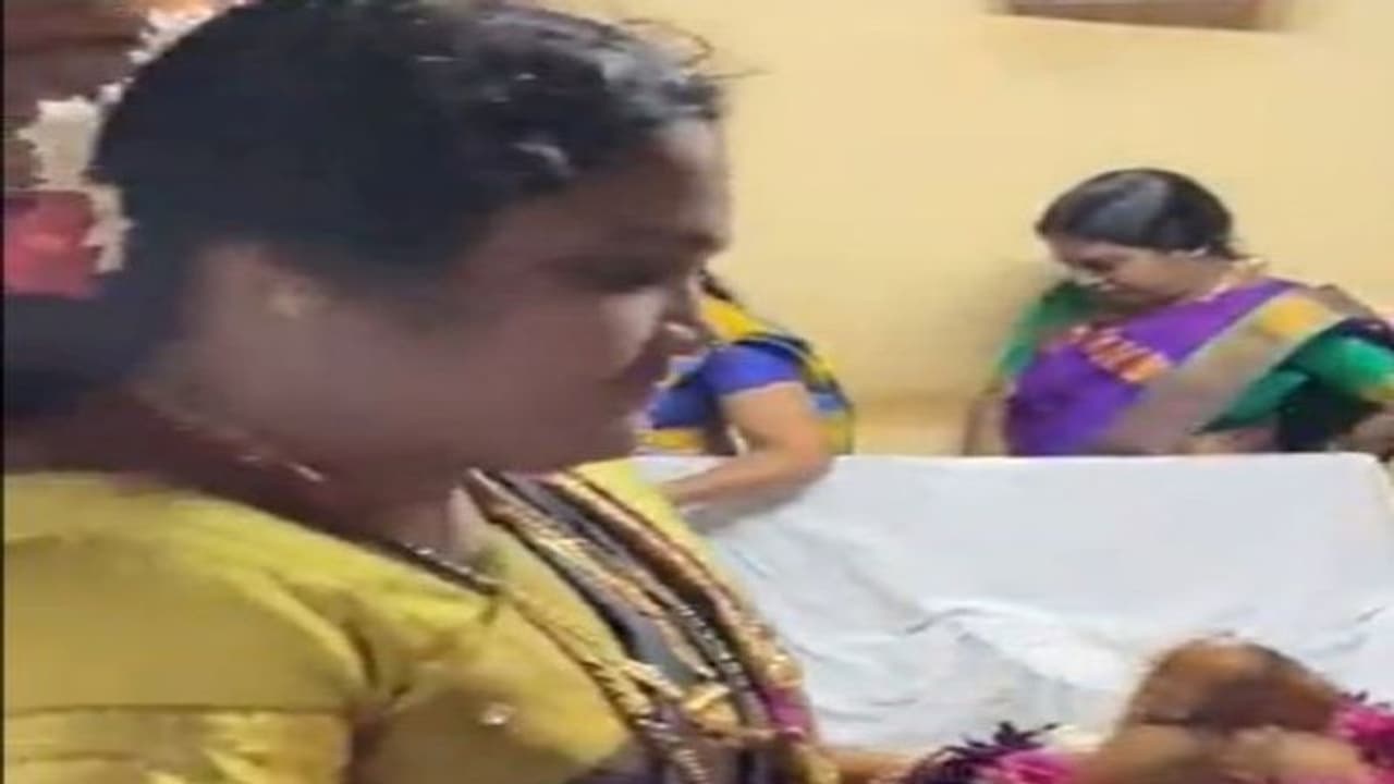 ऐसी शादी देखी नहीं होगी, दूल्हा दुल्हन की 30 साल पहले हो चुकी है मौत, वीडियो में देखिए कैसे पूरी हुई रस्म ऐसी शादी देखी नहीं होगी, दूल्हा दुल्हन की 30 साल पहले हो चुकी है मौत, वीडियो में देखिए कैसे पूरी हुई रस्म