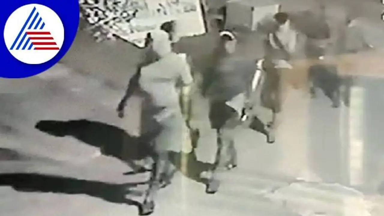 ವಿಜಯಪುರಕ್ಕೆ ಎಂಟ್ರಿ ಕೊಡ್ತಾ ಟವಲ್ ಗ್ಯಾಂಗ್?: ಸಿಸಿಟಿವಿ ದೃಶ್ಯ ಕಂಡು ಬೆಚ್ಚಿಬಿದ್ದ ಜನ..! ವಿಜಯಪುರಕ್ಕೆ ಎಂಟ್ರಿ ಕೊಡ್ತಾ ಟವಲ್ ಗ್ಯಾಂಗ್?: ಸಿಸಿಟಿವಿ ದೃಶ್ಯ ಕಂಡು ಬೆಚ್ಚಿಬಿದ್ದ ಜನ..!