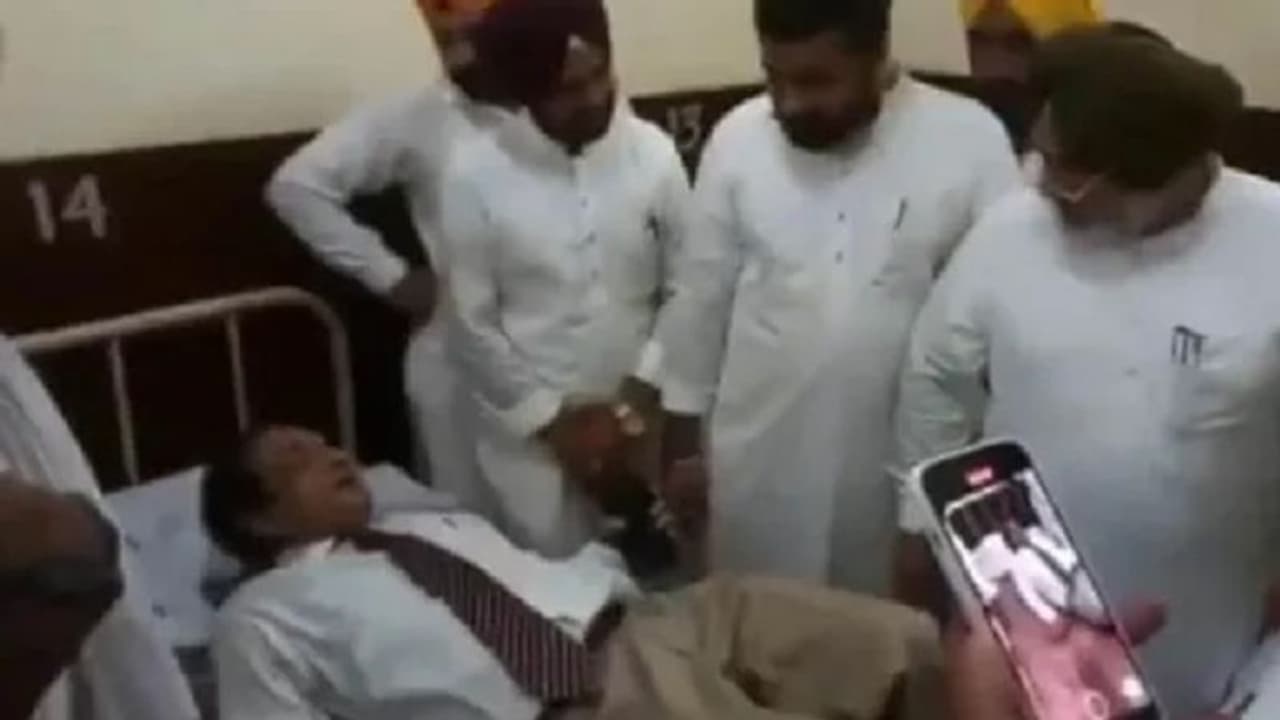 VC को गंदे बिस्तर पर जबरन लिटाने वाले पंजाब के स्वास्थ्य मंत्री कटघरे में, IMA ने की माफी और इस्तीफे की मांग VC को गंदे बिस्तर पर जबरन लिटाने वाले पंजाब के स्वास्थ्य मंत्री कटघरे में, IMA ने की माफी और इस्तीफे की मांग